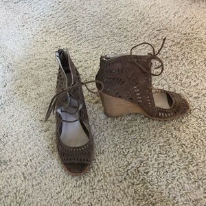 Light brown wedges